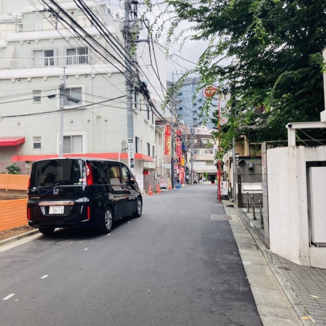 グランエストビル ビル前面道路