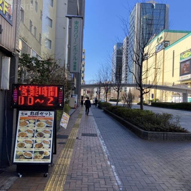 後楽園サイドビル ビル前面道路