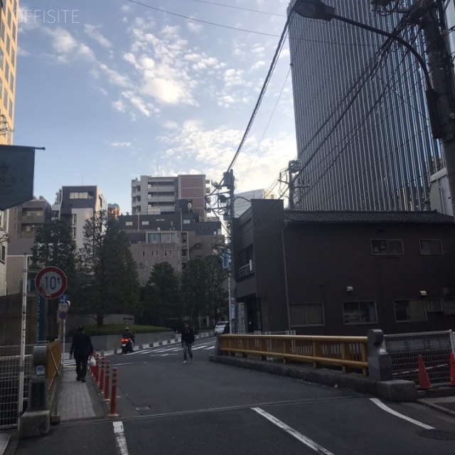 リバーサイドビル　ビル前面道路
