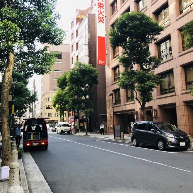 YUKEN新橋ビル ビル前面道路