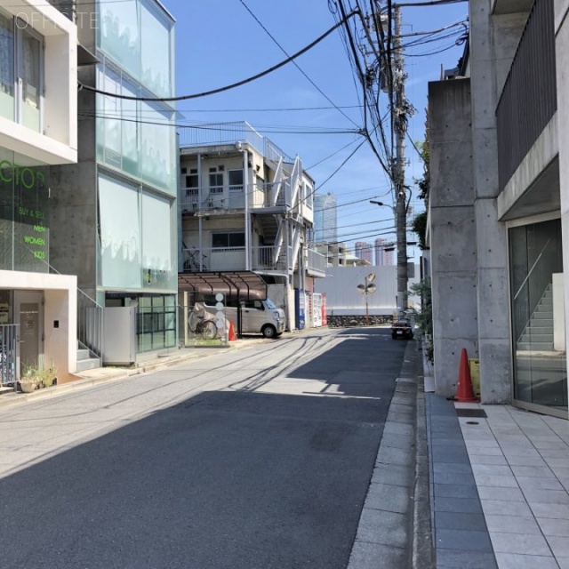 OPERA南青山ビル ビル前面道路
