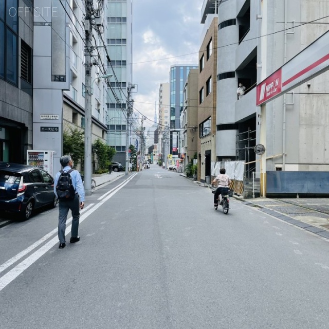 魚十ビル ビル前面道路