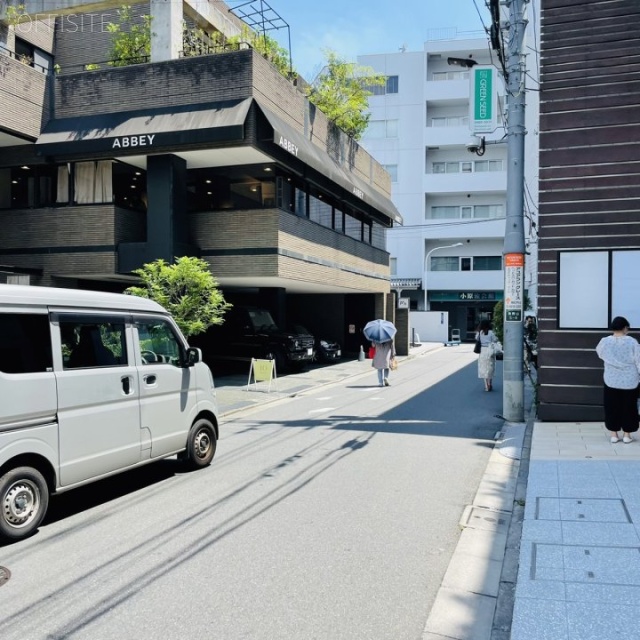 equbo南青山ビル ビル全面道路