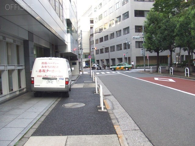 発明会館 ビル前面道路
