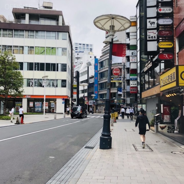 バルビゾン44　ビル前面道路