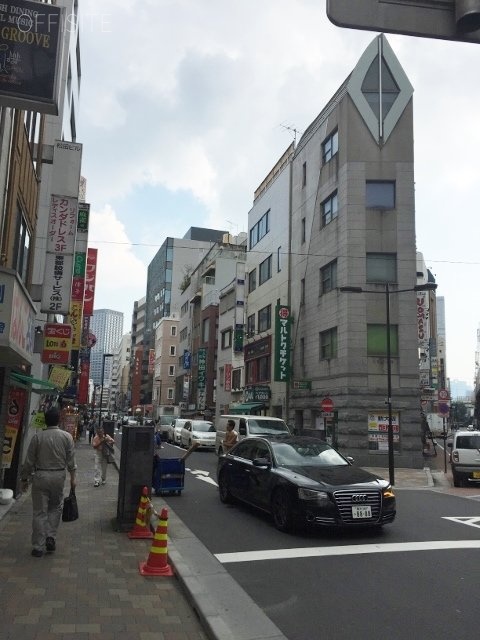 奥野ビル ビル前面道路