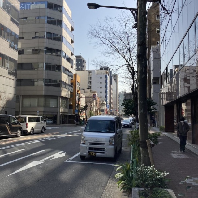 プライム新富町ビル ビル前面道路