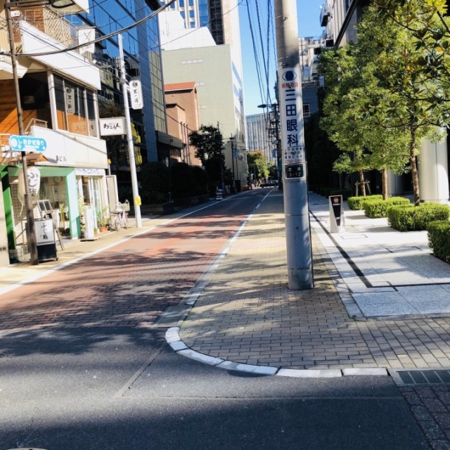 シティテラス田町 ビル前面道路