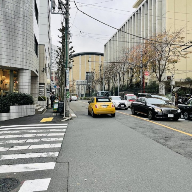 ラ・ネージュ青山 ビル前面道路