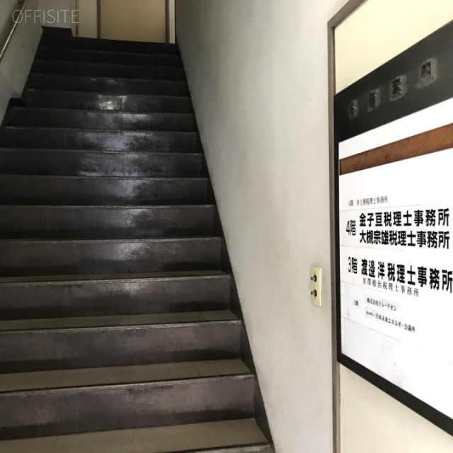 丸山ビル 階段
