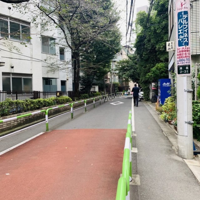 湯島堀井ビル ビル前面道路