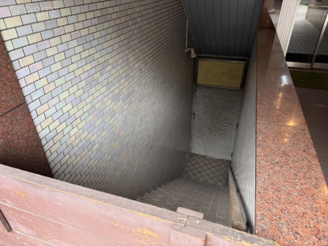 千代田寿ビル　地下への階段