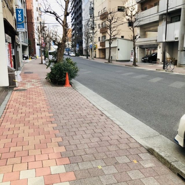 萬産ビル ビル前面道路