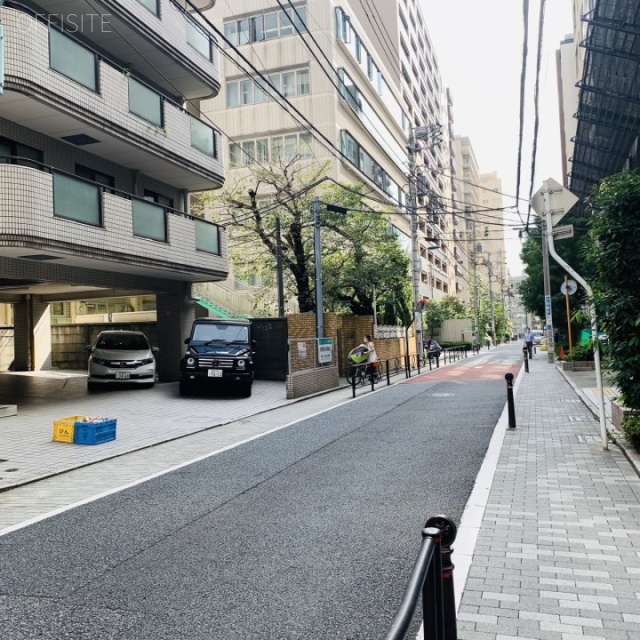 メゾンウィスタリア ビル前面道路