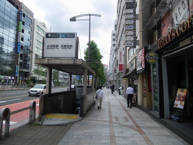 トーハン淡路町ビル ビル前面道路