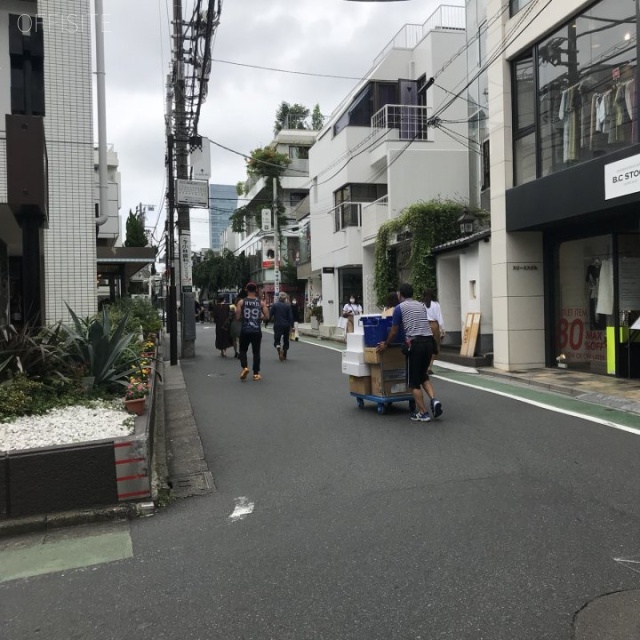 アオヤマアールナツノビル ビル前面道路