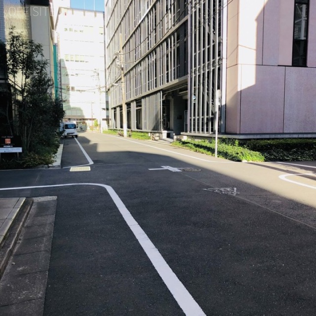 WELL2ビル ビル前面道路