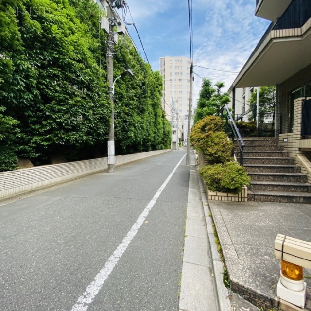 ヴィラ西麻布　ビル前面道路