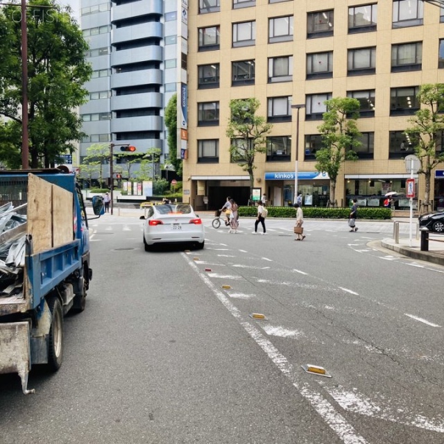 横浜アバックビル ビル前面道路