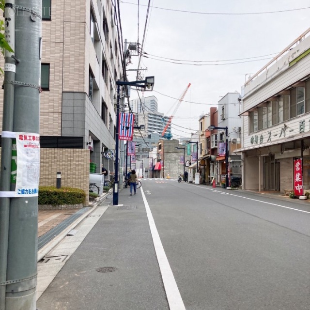 パークリュクス初台 ビル前面道路