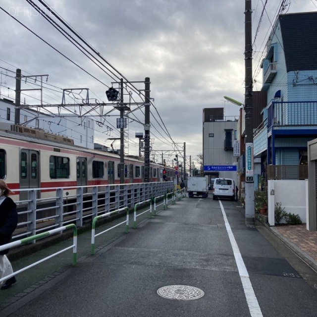 ARBOS ビル前面道路