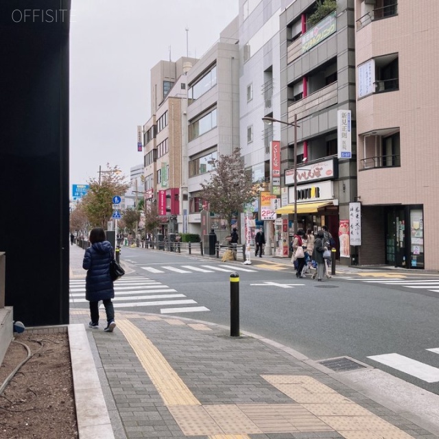 LEO飯田橋BUILDING ビル前面道路