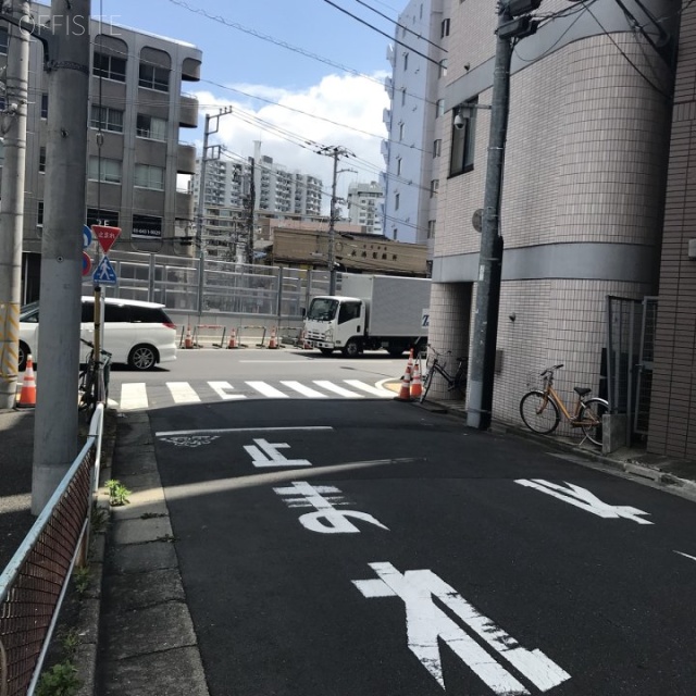 目黒炭やビル ビル前面道路