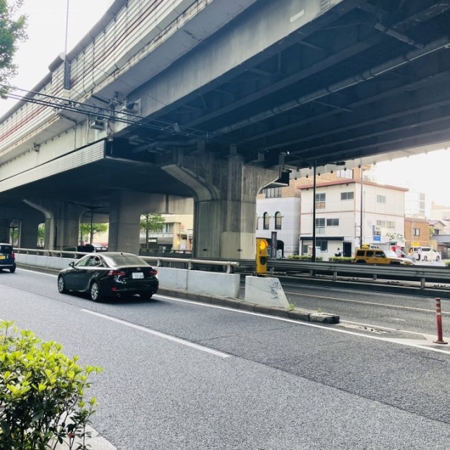 新宿MIDWESTビル 前面道路