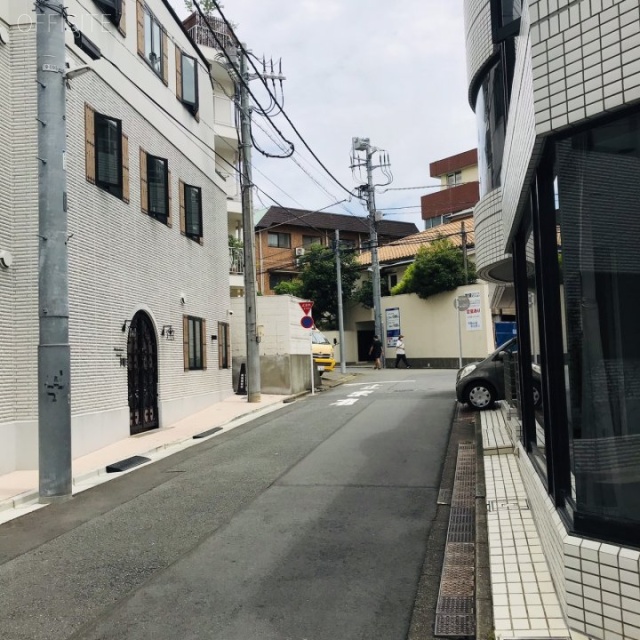 ムツミビル　ビル前面道路