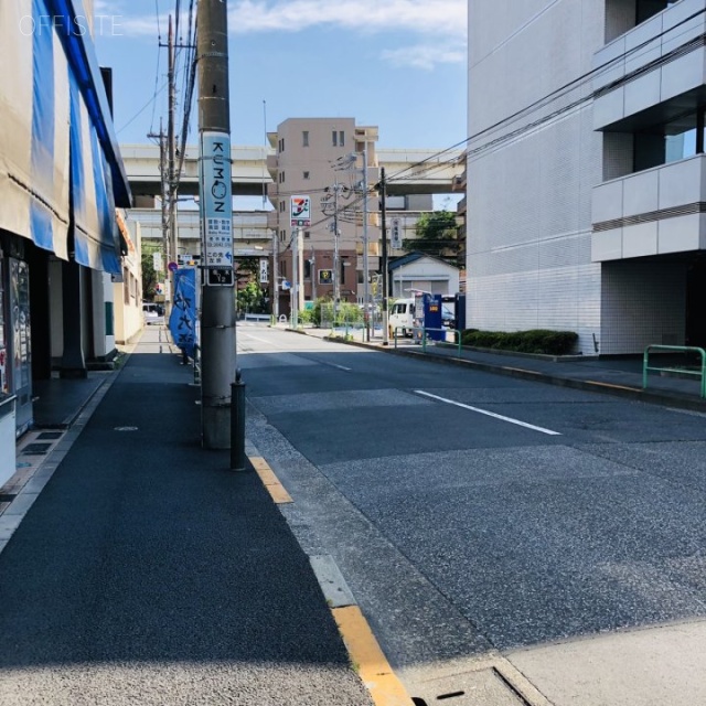 間部ビル ビル前面道路