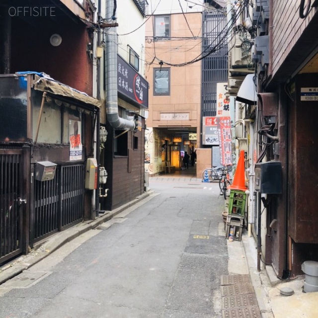 勝川ビル ビル前面道路