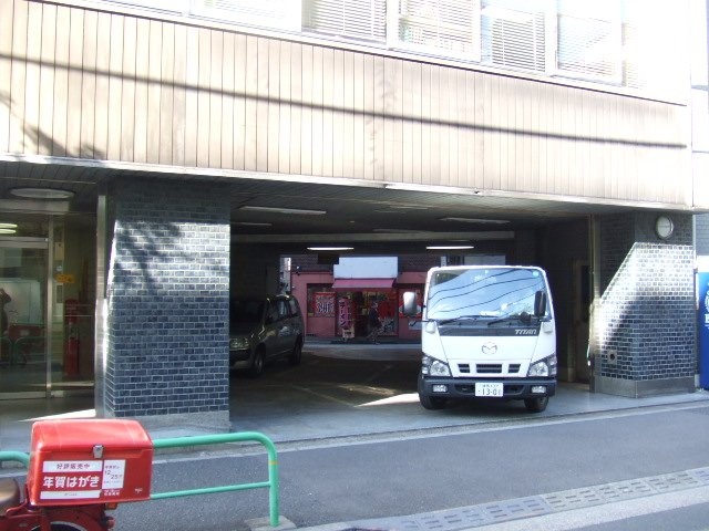 新日貿ビル 駐車場