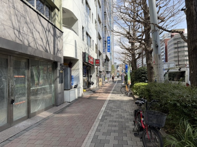 魚鉄ビル　前面歩道