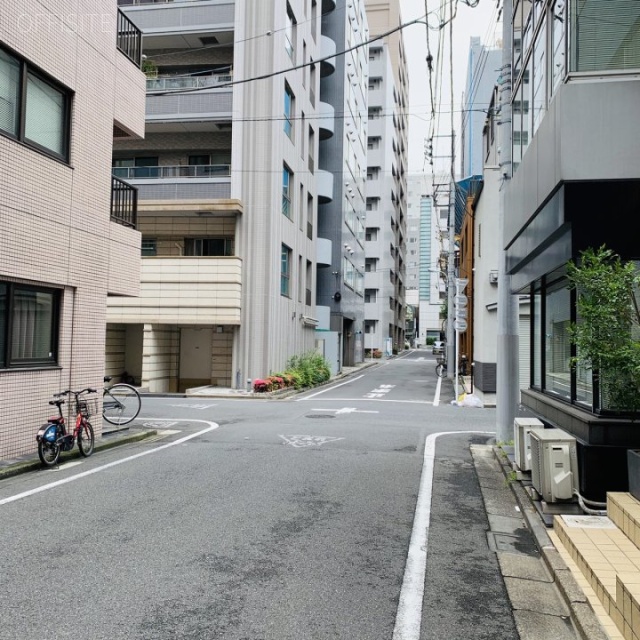 新幸ビル ビル前面道路