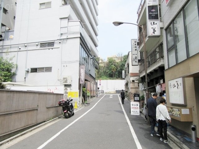 F1プラザビル ビル前面道路