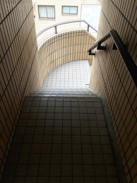 DCヤハギビル 階段