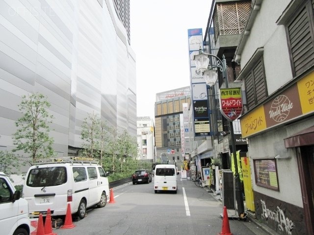 MONビル ビル周辺道路