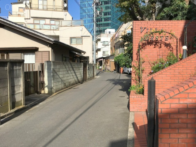 ヴィラデステビル ビル前面道路
