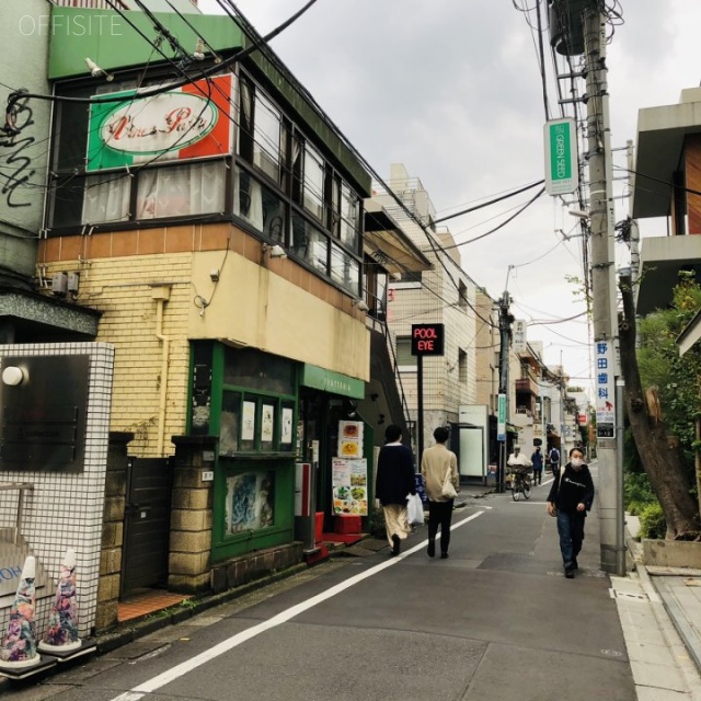 HOLONーR ビル前面道路