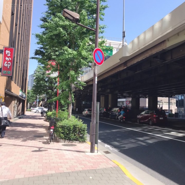 ユニゾ日本橋本町一丁目ビル ビル前面道路