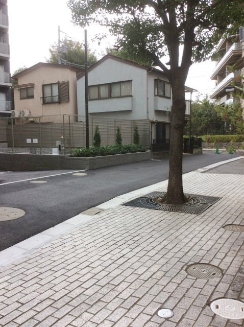 アドルクビル ビル周辺道路