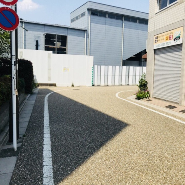 芦花公園駅南側店舗 ビル前面道路