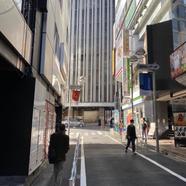 J+RビルサイドRビル ビル前面道路