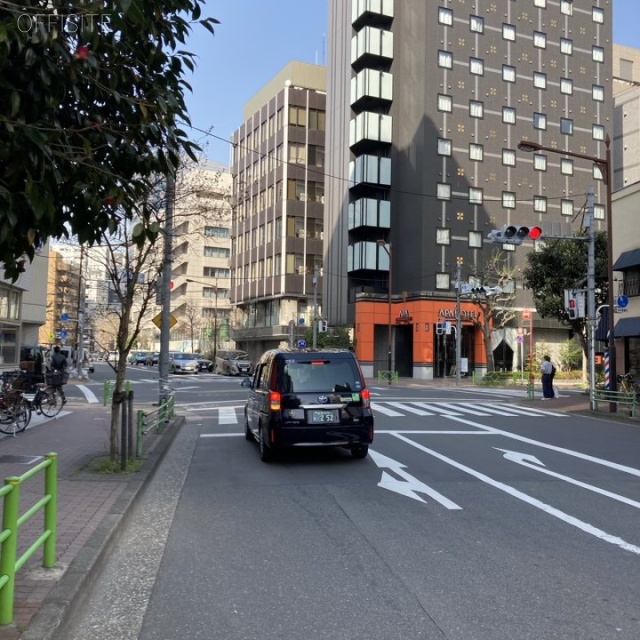 プライム新富町ビル ビル前面道路