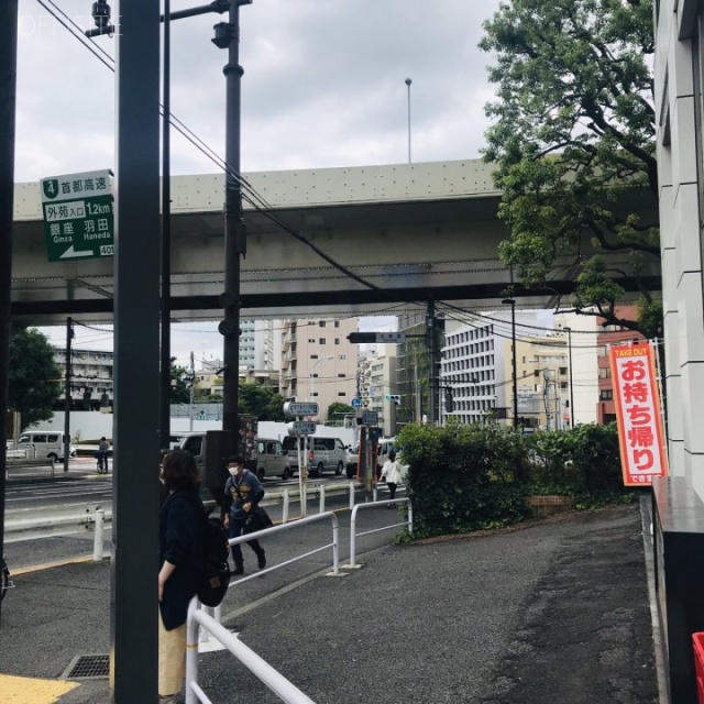 神宮外苑ビル ビル前面道路