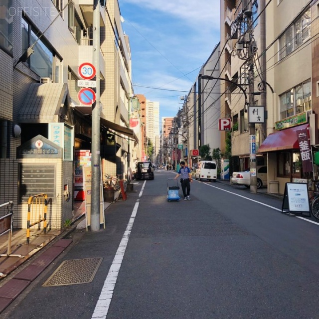 新宿御苑前ビル ビル前面道路