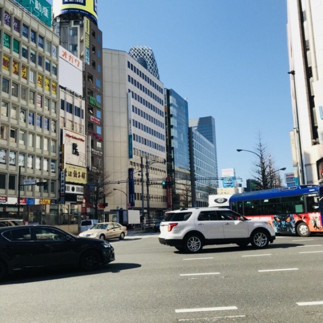 日本生命新宿西口ビル ビル前面道路