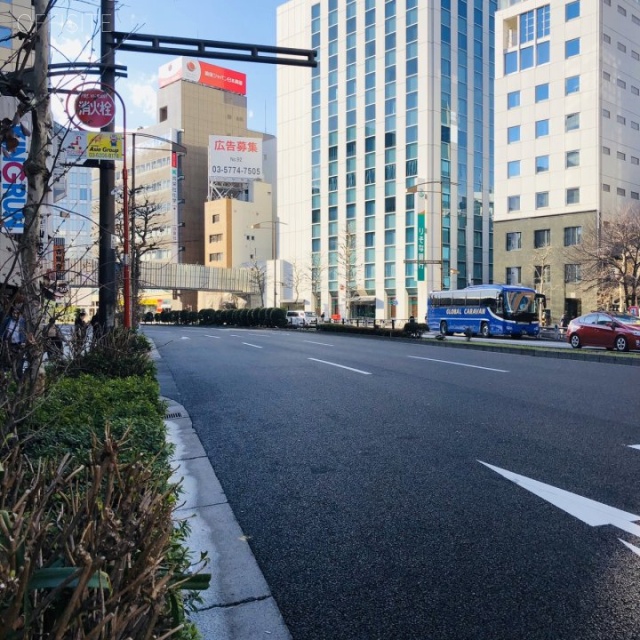 山萬ビル　ビル前面道路