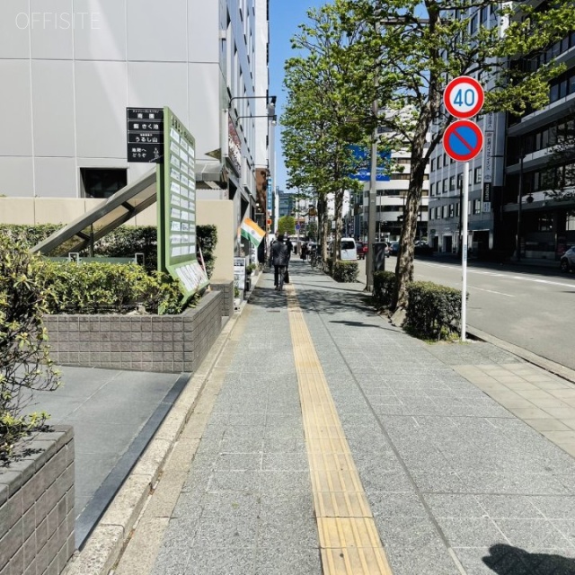 仙建ビル 前面歩道