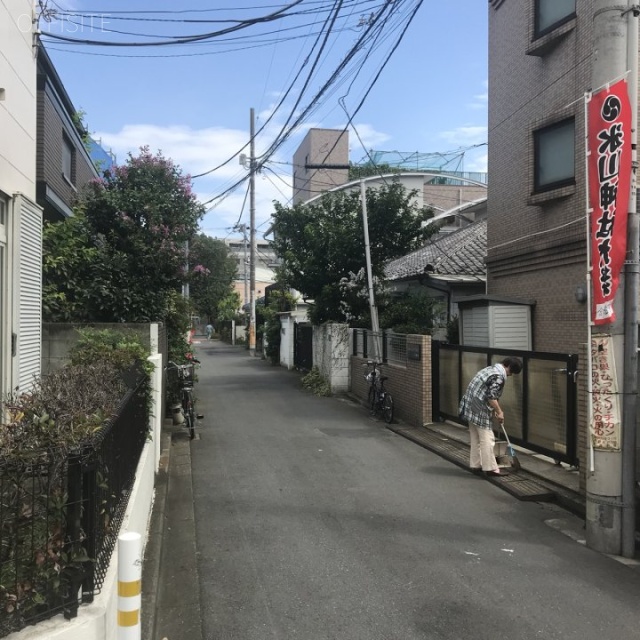 尾崎ビル ビル前面道路
